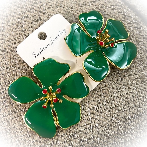 đź’•Beautiful Green Enamel Hibiscus Fashion Earrings Gold Toneđź’• - Picture 2 of 8